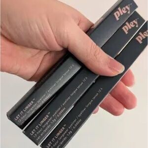 PLEY Beauty LET IT LINGER™ 12-Hour Eyeliner — Flora (Black)